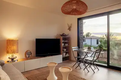 Image de Appartement dans villa à Ollioules – Détente avec Vue et Confort Moderne