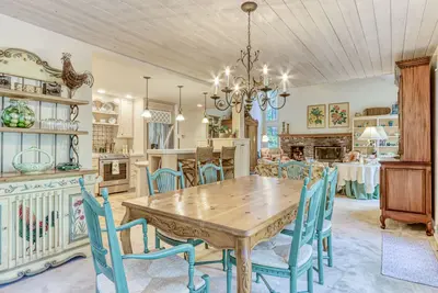 Image de Ski free daily during your winter stay! Private hot tub with fairway view