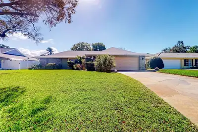 Image de Beautiful home near the bay with heated pool, grill, children's items, and Ac