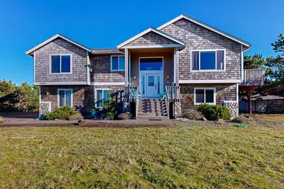 Image de Private community home with beach access, jetted tub, scenic views, & fireplaces