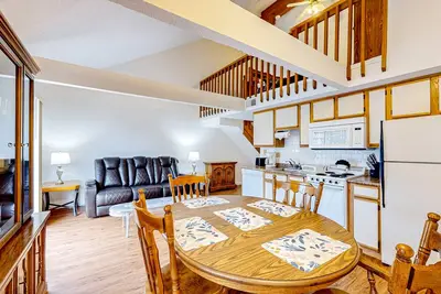 Image de Centrally located with high ceilings, balcony, streaming, W/D, and Ac