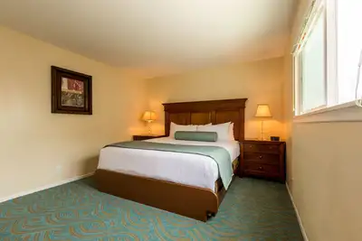 Good-Value Accommodation! 3 Convenient Units, Kitchen, Onsite Parking!
