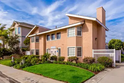 Your Relaxing Getaway Awaits! 2 Comfortable Units, Kitchen, Parking Onsite!