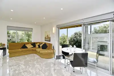 Image de Views from Cannon Hill - Privacy plus in this renovated modern townhouse.