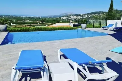 Image de Simply relax with a fantastic view of the valley, mountains and sea.