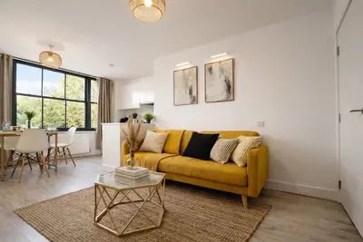 Image de 3 Bed Contractor Apartment | Van parking Available | 7mins to Ldn Bridge