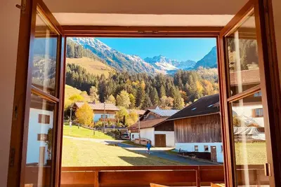 Image de Family-friendly vacation apartment for mountain lovers with panoramic views.