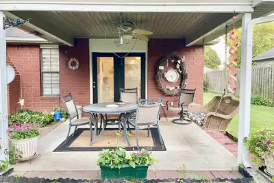 Image de Springdale gem, centrally located, covered patio