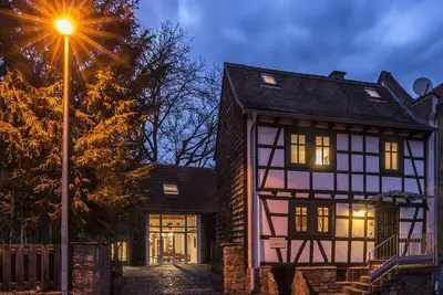 Image de Einzigartiges Ferienhaus im Besonderem Flair, Kachelofen und GroĂźem Garten