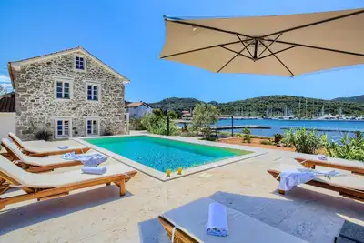 Maison en bord de mer à Preko