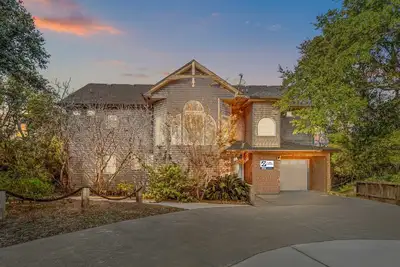 Image de Soundfront Dog Friendly w/ Hot Tub, Elevator, Private Sound Access, Media Room