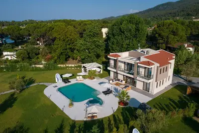 Image de Beachfront villa in Vourvourou, Halkidiki with private pool, ideal for families.