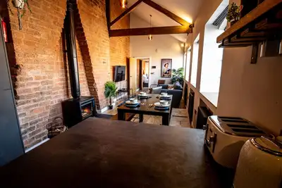 Image de Grade 2 Listed Luxury & Chic Industrial 3br Mews House with Fireplace