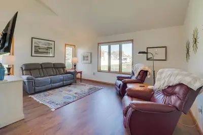 Image de 5 Mi to Dtwn: Pet-Friendly 'Wheatland Twin' Home!