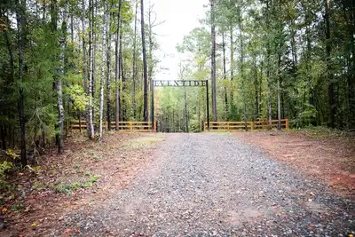 Image de Wooded 83-Acre Estate with 4-bedroom Home, Pond, Creek, and Walking Trails