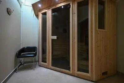 Image de Elegant Dt Loft | Queen & Sofa Bed | Gym w/Sauna. \n