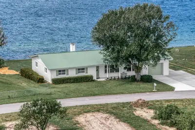 Come enjoy beautiful Lake Isis Cottage.