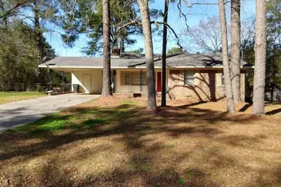 Image de Quiet Georgia retreat for a large crew.