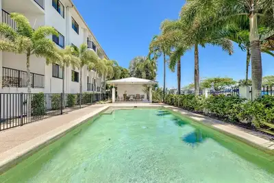 Image de The Vibrant Tropics Cairns Palm lined Paradise