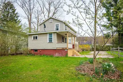 2 Bedroom Cozy Cottage!