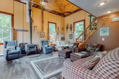 Image de 5br, 6 min from Stratton, pet friendly, private, jacuzzi tub, wrap around deck!