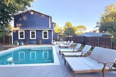 Image de Luxury Historical Downtown Mckinney resort home Pool and Hot Tub