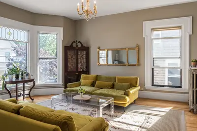 Historic Munjoy Hill Retreat-Rooftop Water Views!