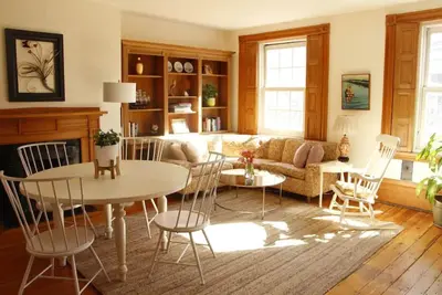 Bright & Sunny West End Apartment with Private Parking.