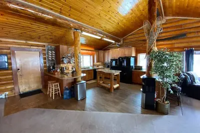 Image de 2010 Steese Hwy · Aurora viewing, quiet space, entire log home