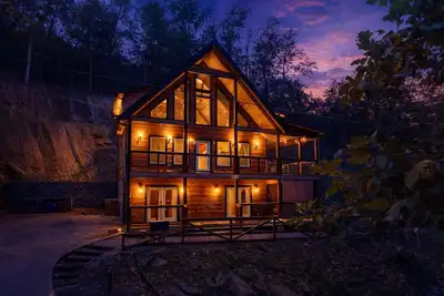 Image de Ultimate Smoky Getaway: Hot Tub, Fun & Fresh Air in the Heart of the Smokies.