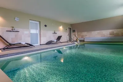 Image de 5 Luxus Indoor Pool Villa, 28°, Wlan Gratis, 60 qm Dachterrasse,