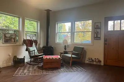 Image de Cozy Cabin - walking distance to town and 10 minutes to Bromley. Pet friendly!