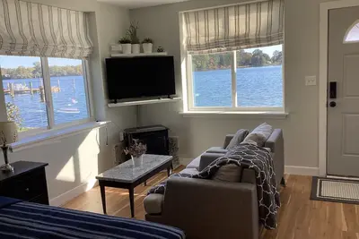 Image de Newly renovated cozy and modern cottage with expansive water views