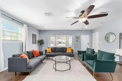 Image de Mid-Century Oasis awaits You!