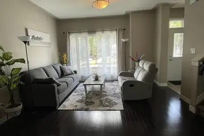 Image de Executive three bedroom home in Bonnie Doon / mill creek area.