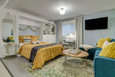 Modern & Bright Walkable U of P Studio, Fast WiFi