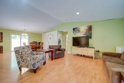 Image de Candler Home w/ Large Deck: Hike, Bike & Unwind!