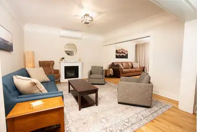 Image de The Vintage Hideaway! Bright apartment, private yard and Starlink internet!