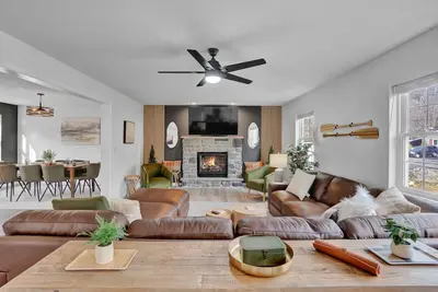 Image de Poconos Luxury Retreat - Hot-Tub, Billiards, Game Room, Fire-Pit, Private!