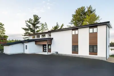 Image de Spectacular Muskoka Lakehouse near Oastler Provincial Park and Rose Point Trail