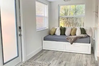 Image de Newly renovate, Cozy, central location, w/parking. \n