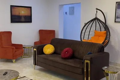 Image de Experience unmatched luxury and comfort at our exquisite 3-bedroom apartment.