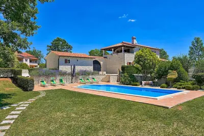 Image de Maison acceptant les animaux à Tinjan