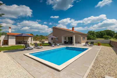 Maison confortable à Tinjan