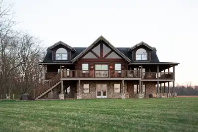 Image de New Cabin! Hot Tub, Gazebo, Wraparound Deck, Sleeps 14. Drive to Hocking!