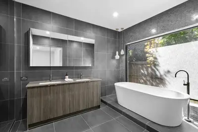 Image de Sophisticated Abode \n\nLuxurious and contemporary home just 10 mins to the beach