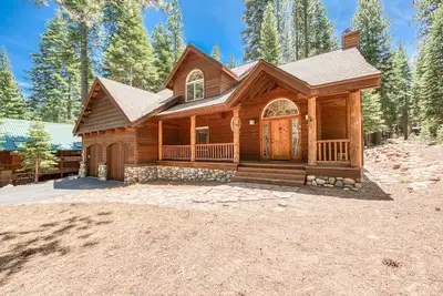 Image de Fox Crossing by Tahoe Getaways - 2 Living Spaces, Hoa Pool, Beach