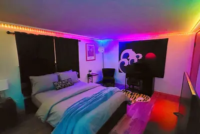 Image de Newly renovated luxurious apartment unit with beautiful art, decor and life