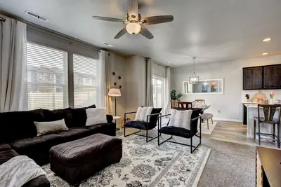 Image de Pet Friendly ~ Modern Home W/Parks Freeway & Shops