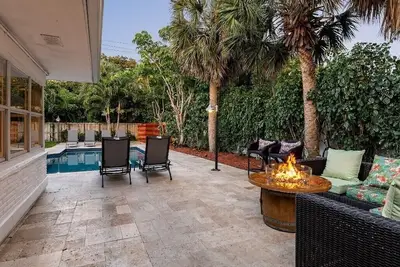 Image de Private Heated Pool and hot tub- 5 min to the beach- Billiards room